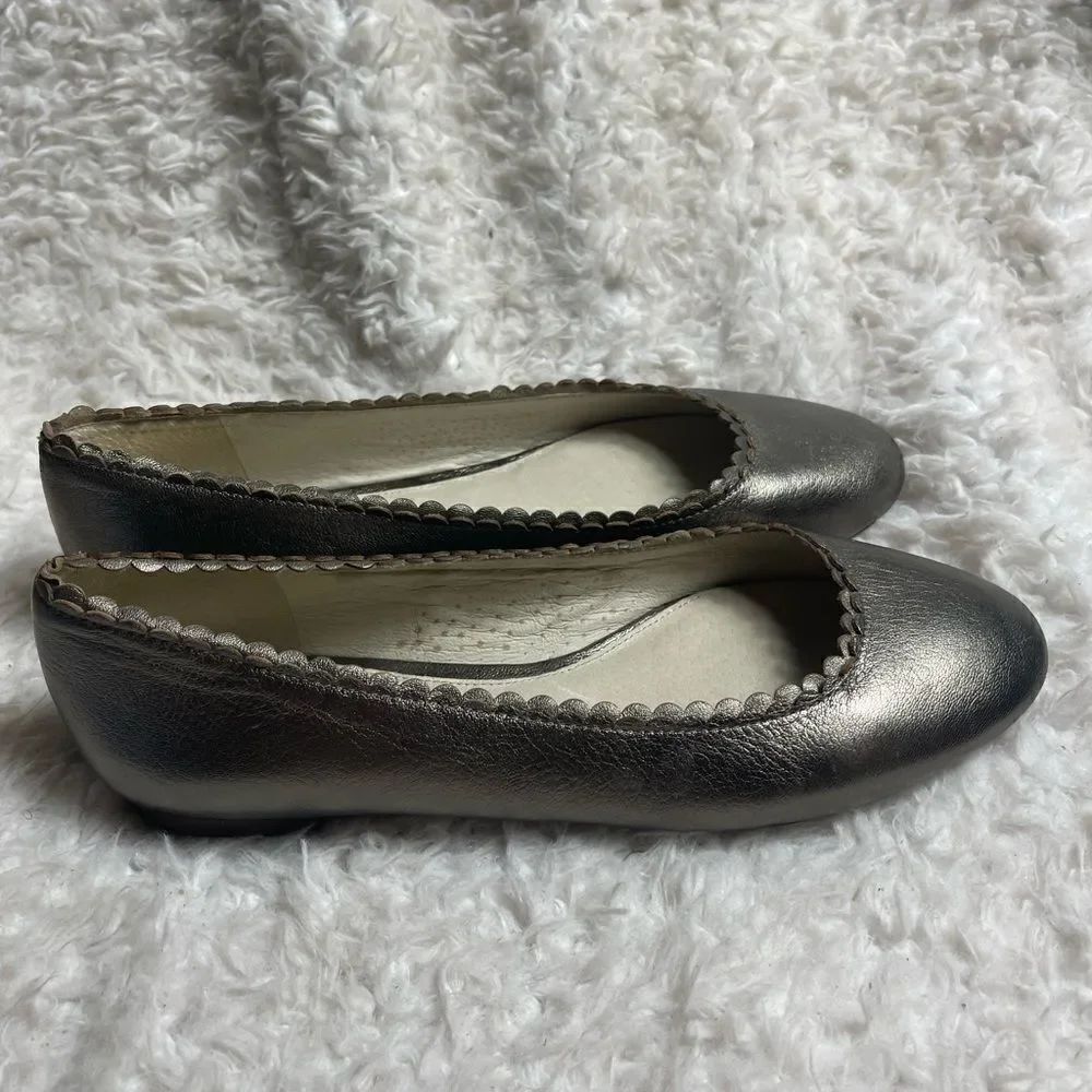 Louise Et Cie Caynlee synthetic leather Pewter GoldScalloped Edges Flats SZ11M